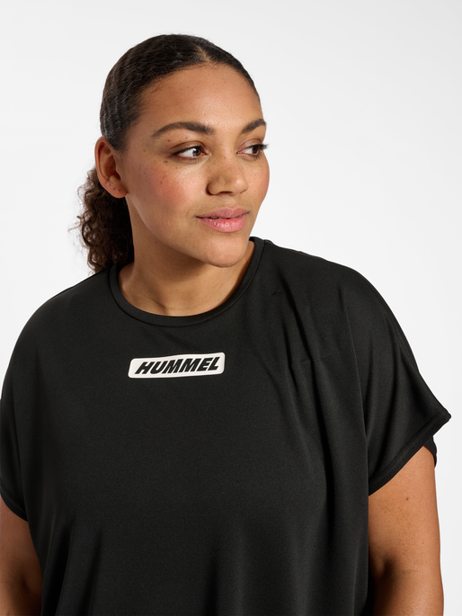 hmlTE CURVY LOOSE T-SHIRT PLUS, BLACK, model