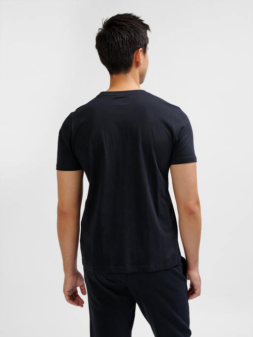 hmlELEMENTAL LOGO COTTON TEE, BLACK, model