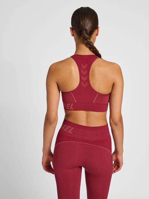 hmlTE CHRISTEL SEAMLESS SPORTS TOP, CABERNET, model