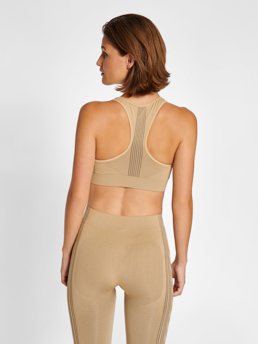 hmlMT SHAPING SEAMLESS SPORTS TOP, CURDS & WHEY, model