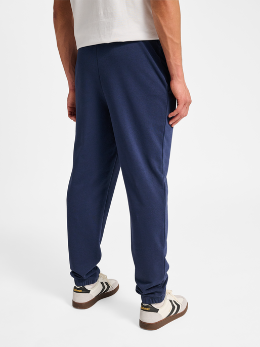 hmlPULSE SWEAT PANTS, DRESS BLUES hmlPULSE SWEAT PANTS, DRESS BLUES, model