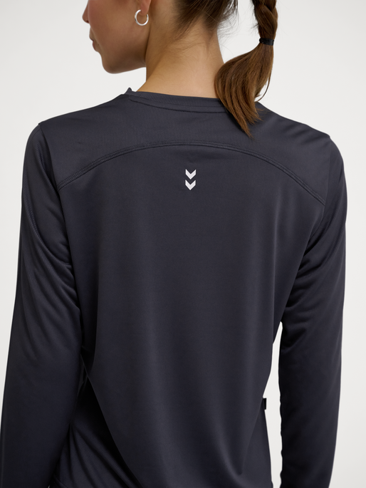 hmlPULSE WORKOUT W T-SHIRT L/S, EBONY, model