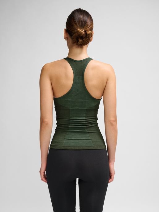 hmlCLEA SEAMLESS TOP, CLIMBING IVY, model