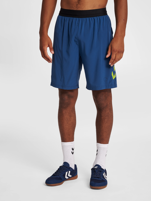 hmlLEAD PRO TRAINING SHORTS, LIME PUNCH, model