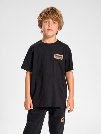 hmlDARE T-SHIRT S/S, BLACK, model