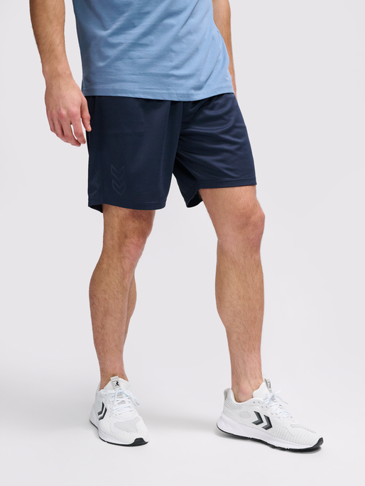 hmlACTIVE PL SHORTS, TOTAL ECLIPSE, model