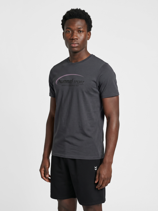 hmlPULSE GRAPHIC T-SHIRT S/S, EBONY, model