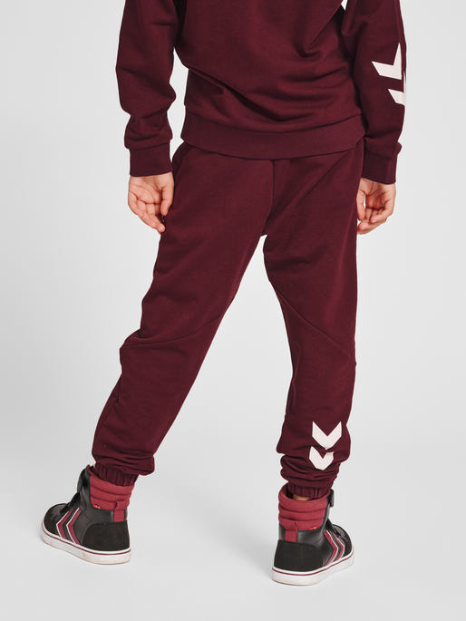 hmlNUETTE PANTS, WINDSOR WINE, model