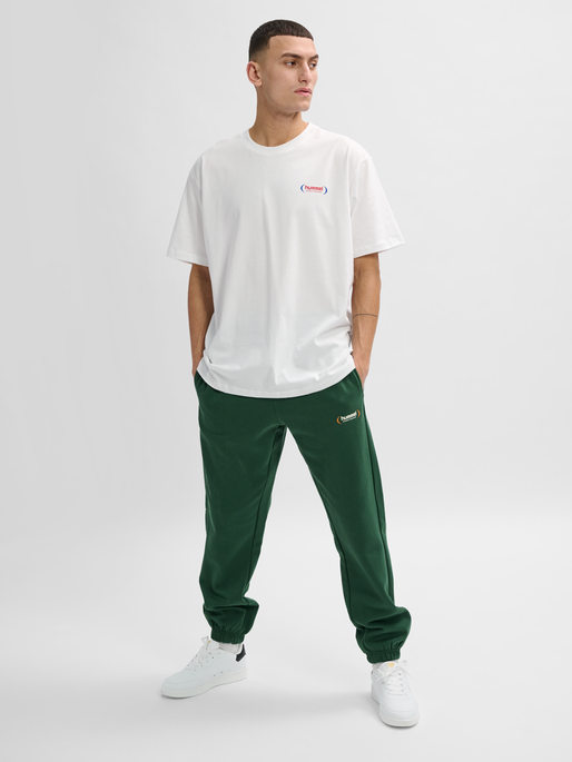 hmlFELIX REGULAR PANTS, DARK GREEN, model