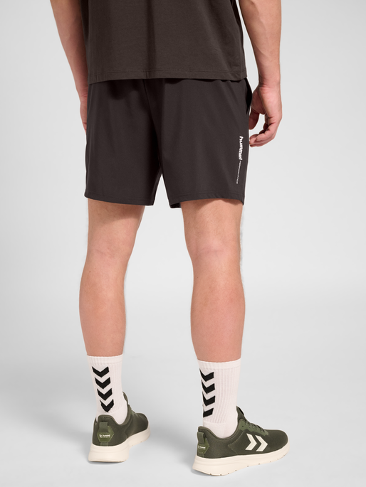 hmlPULSE WORKOUT SHORTS, AFTER DARK, model