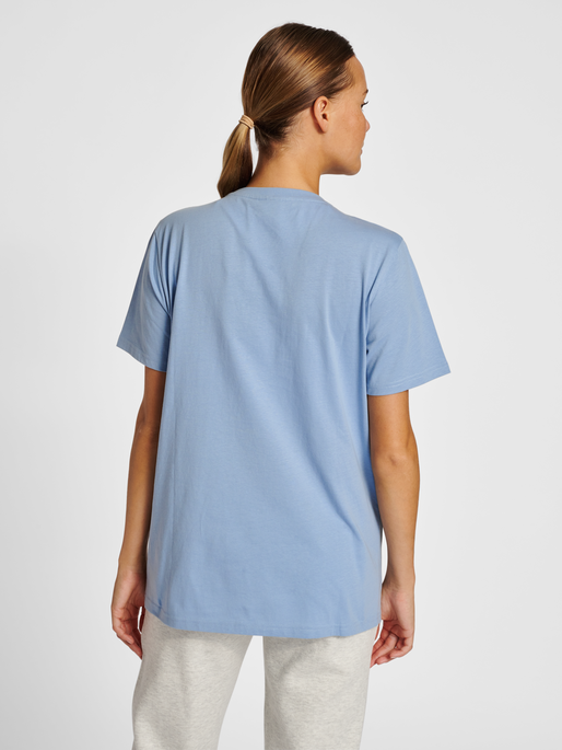 hmlLEGACY T-SHIRT, ASHLEY BLUE, model