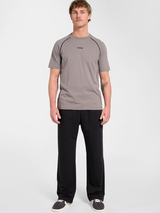 hmlPULSE WIDE SWEAT PANTS, BLACK, model