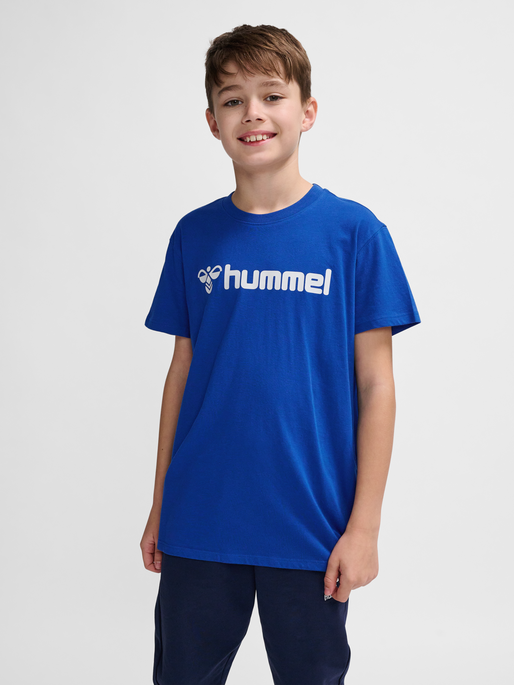 hmlGO 2.0 LOGO T-SHIRT S/S KIDS, TRUE BLUE, model