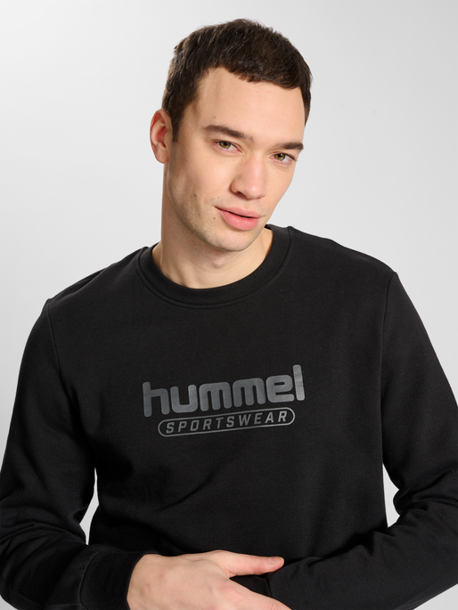 hmlBOOSTER SWEATSHIRT, BLACK, model