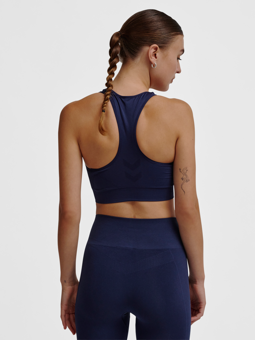 hmlTIF SEAMLESS SPORTS TOP, BLACK IRIS, model
