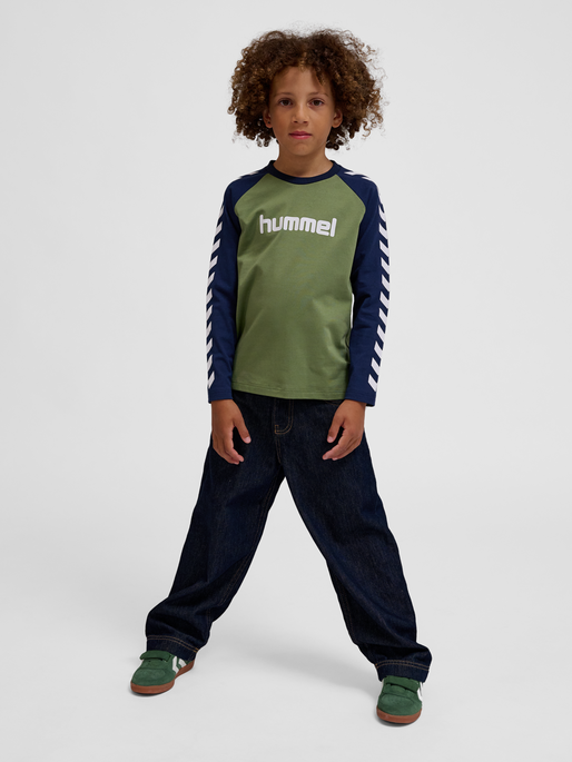 hmlBOYS T-SHIRT L/S, OLIVINE, model
