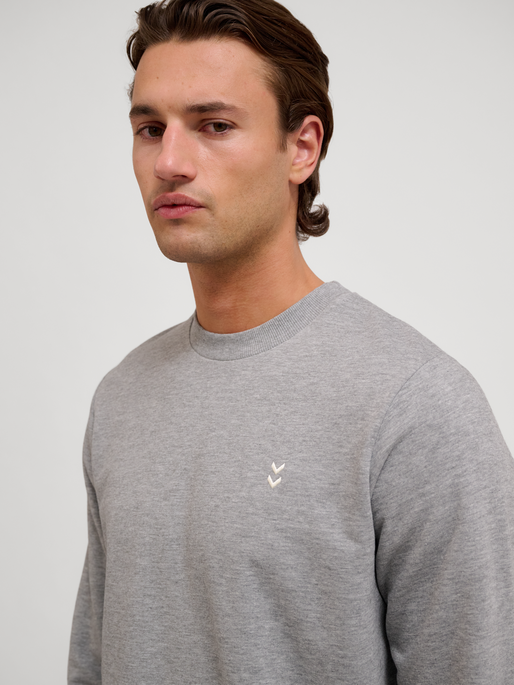 hmlPULSE SWEAT CREWNECK, GREY MELANGE, model