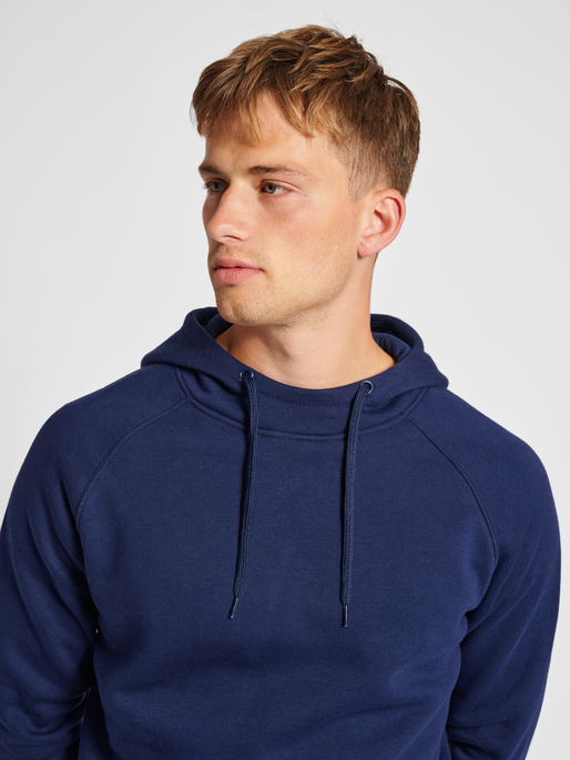 hmlRED HEAVY HOODIE, MARINE, model