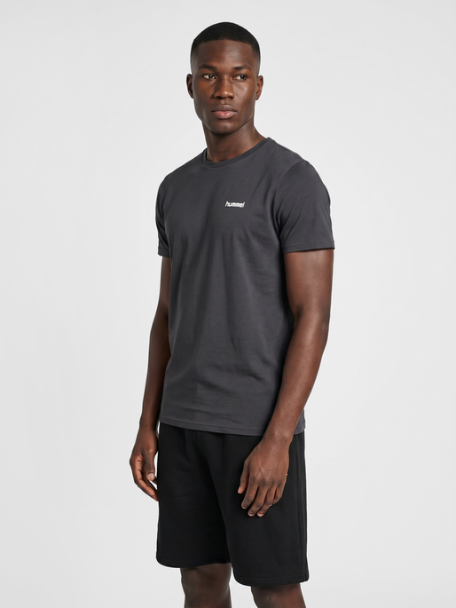 hmlPULSE GRAPHIC T-SHIRT S/S, EBONY, model