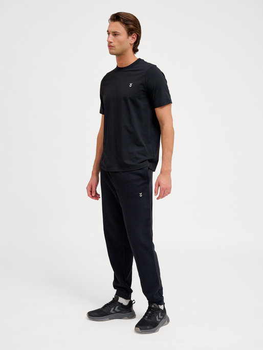 hmlPULSE SWEAT PANTS, BLACK, model