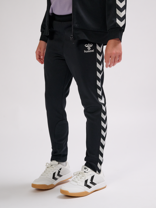 hmlNEWI PANTS, BLACK, model