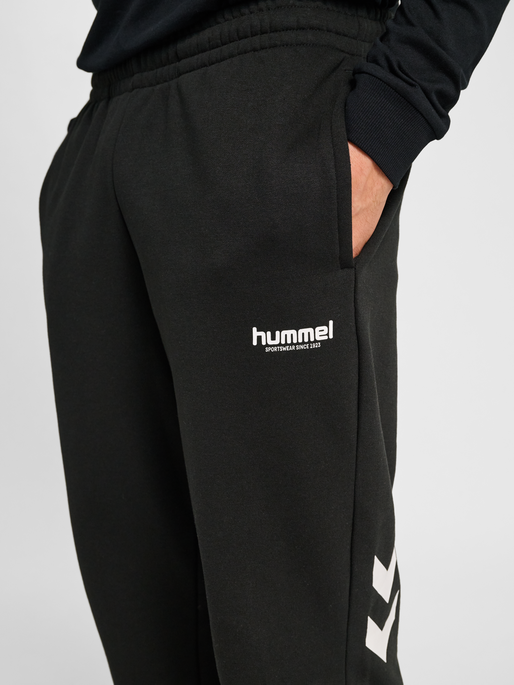 hmlLEGACY 2.0 SWEATPANTS, BLACK, model