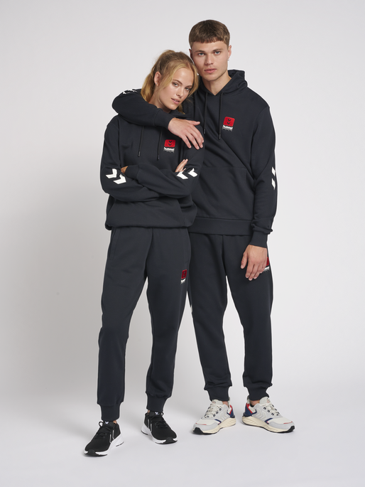 hmlLGC GRAHAM HOODIE, BLACK, model