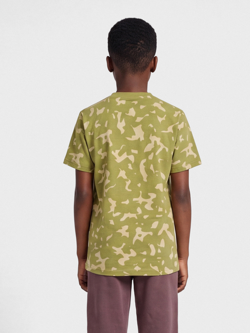 hmlRUSH AOP T-SHIRT S/S, GREEN OLIVE, model