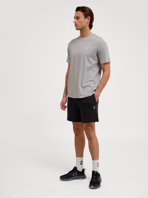 hmlPULSE T-SHIRT, GREY MELANGE, model