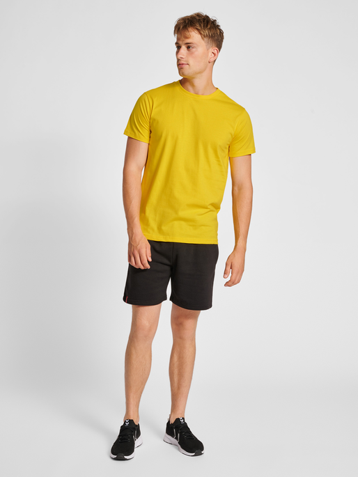 hmlRED HEAVY T-SHIRT S/S, EMPIRE YELLOW, model