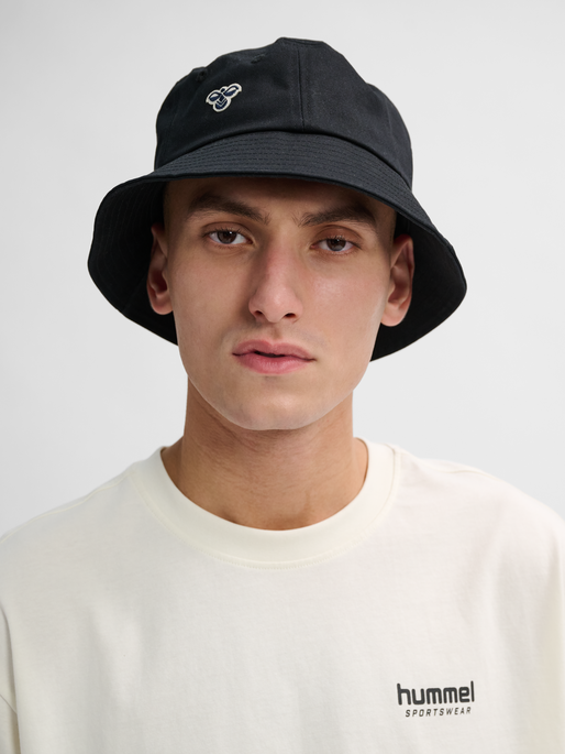 hmlBUCKET HAT BEE, BLACK, model