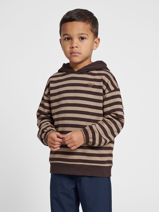 hmlJR CONELLY BOXY CONTRAST HOODIE, CHOCOLATE TORTE, model