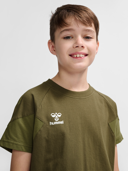 hmlTRAVEL T-SHIRT S/S KIDS, MILITARY OLIVE, model