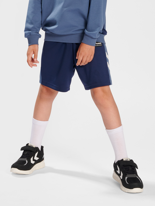 hmlMARTY SHORTS, BLACK IRIS, model