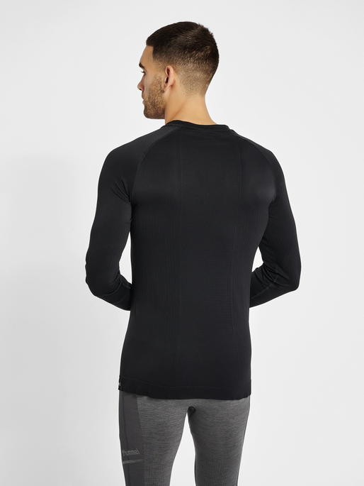 hmlSTROKE SEAMLESS T-SHIRT L/S, BLACK, model