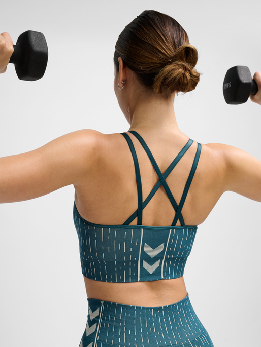 hmlMT DROPS SEAMLESS SPORTS BRA, STARGAZER/SILVER LINING, model