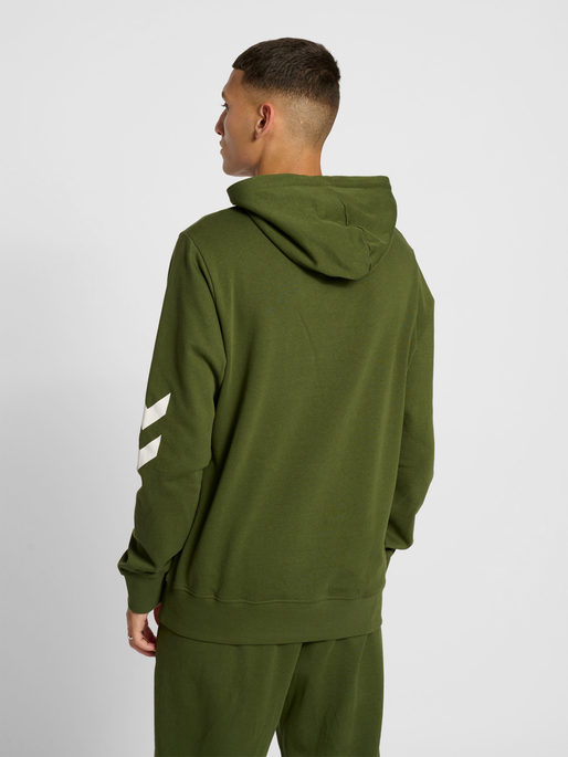 hmlLEGACY LOGO HOODIE, RIFLE GREEN, model