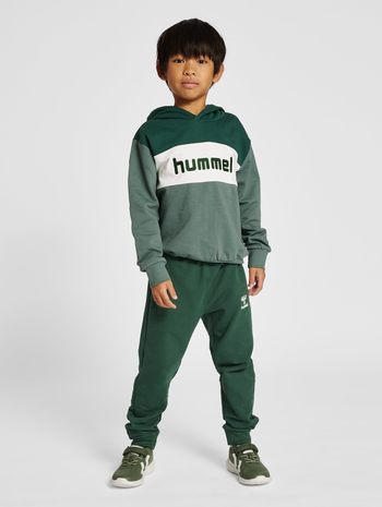 hmlMORTEN HOODIE, PINENEEDLE, model