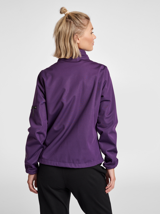 hmlNORTH SOFTSHELL JACKET WOMAN, CROWN JEWEL, model