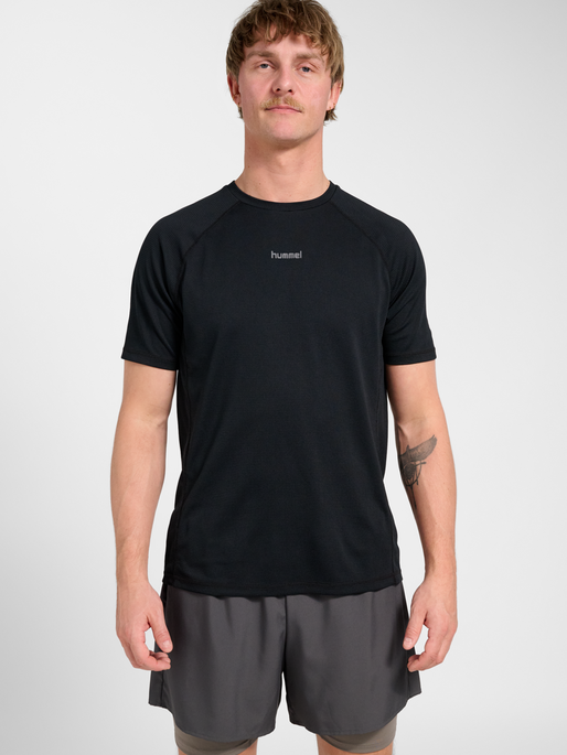 hmlMOMENTUM T-SHIRT S/S, BLACK, model