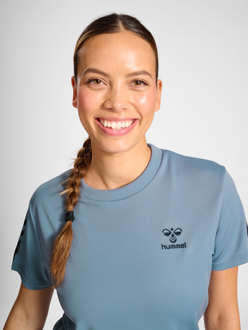 hmlACTIVE PL JERSEY S/S WOMAN, DUSTY BLUE, model