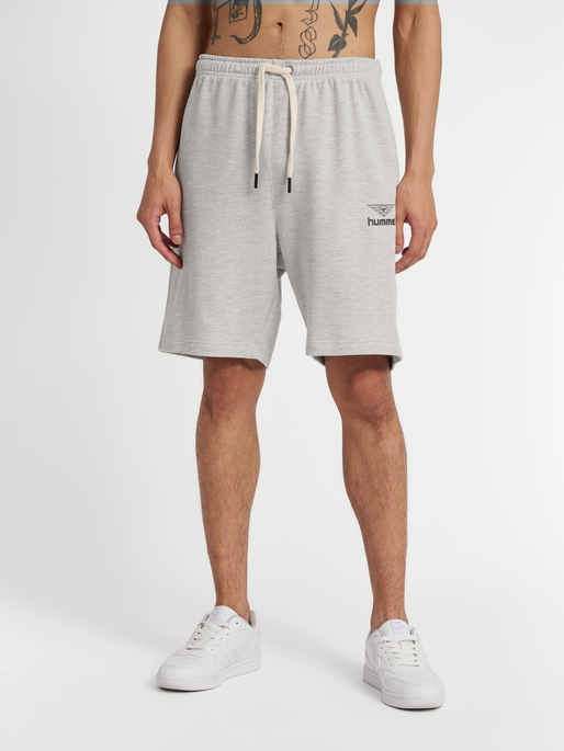 hmlHIVE LUCAS SWEATSHORTS, GREY MELANGE, model