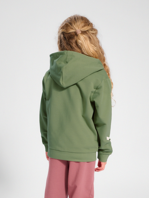 hmlTRECE ZIP HOODIE, 7400, model