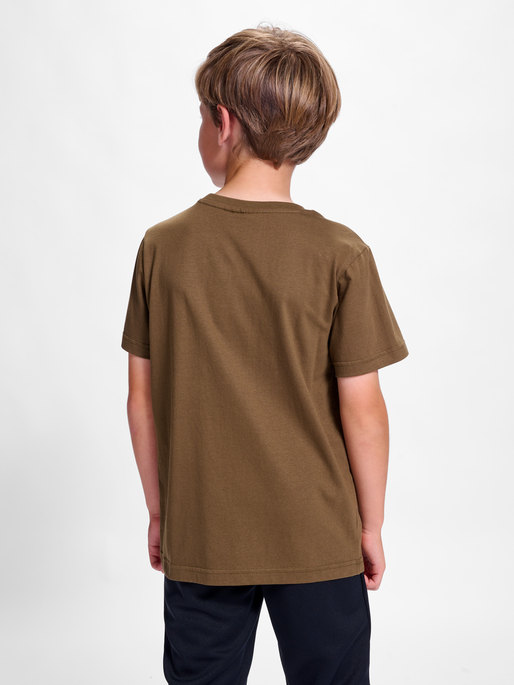 hmlTRES T-SHIRT S/S, BEECH, model