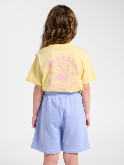 hmlJR REG GRAPHIC T-SHIRT S/S, MELLOW YELLOW, model