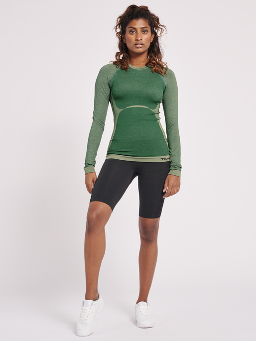 hmlCLEA SEAMLESS TIGHT T-SHIRT L/S, LAUREL WREATH/LILY PAD MELANGE, model