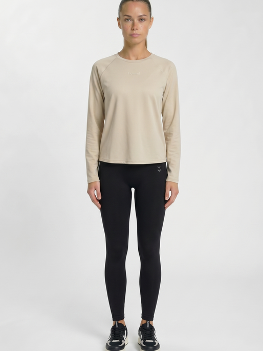 hmlVANJA TECH T-SHIRT L/S, OVERCAST, model