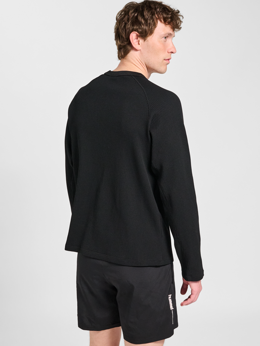 hmlMOMENTUM CREWNECK, BLACK, model