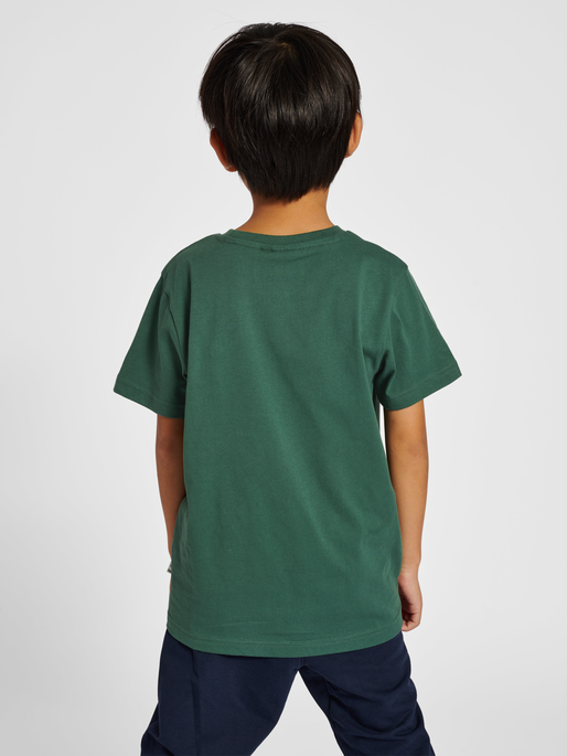 hmlTRES T-SHIRT S/S, PINENEEDLE, model