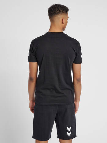 HUMMEL GO COTTON T-SHIRT S/S, BLACK, model